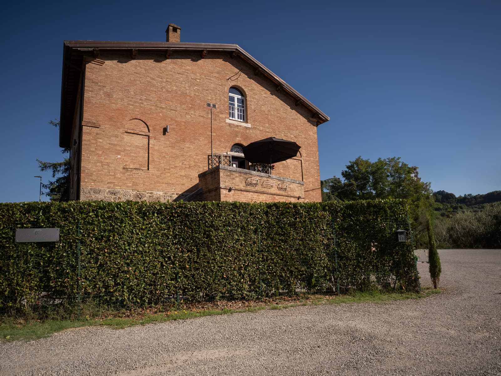 The farmhouse behind the hedges — L'Albero di Gamelì