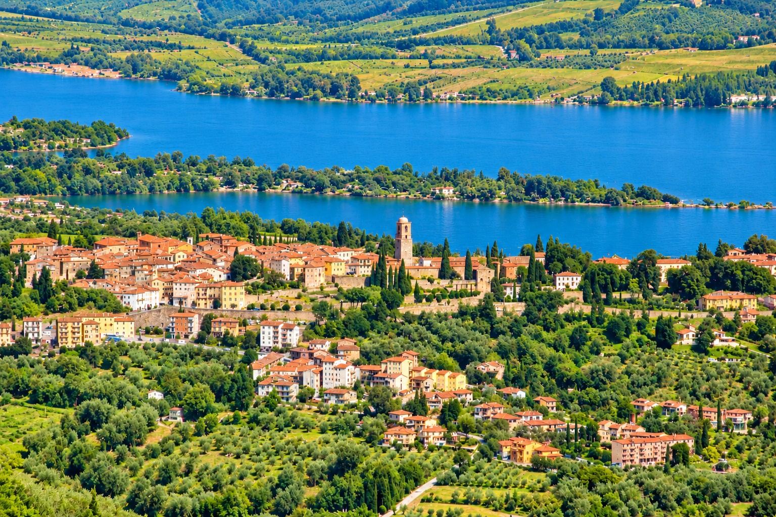 Il borgo di Chiusi visto dall'alto, fra le colline della Valdichiana