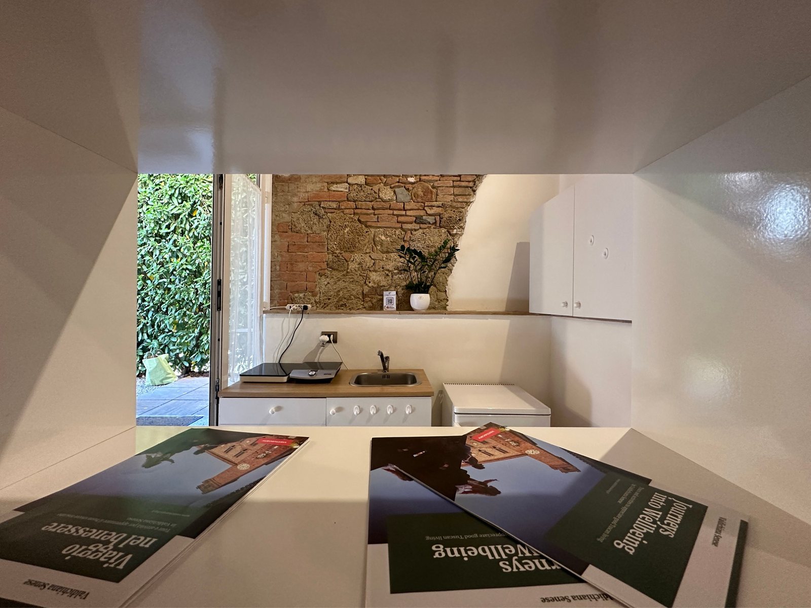 L'angolo cottura, con l'uscita sullo spazio esterno — Conci Deluxe