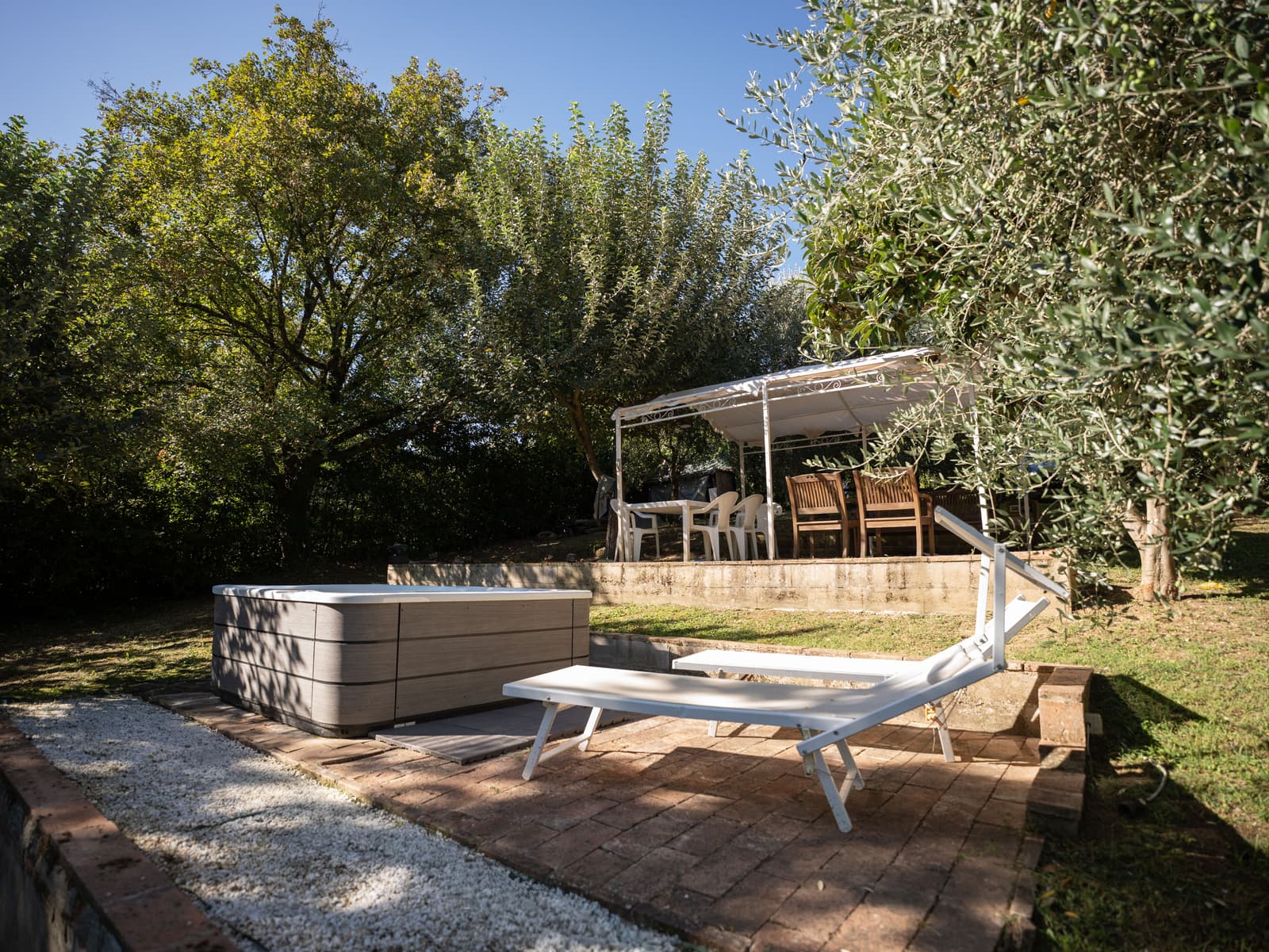 The jacuzzi in the garden — L'Albero di Gamelì