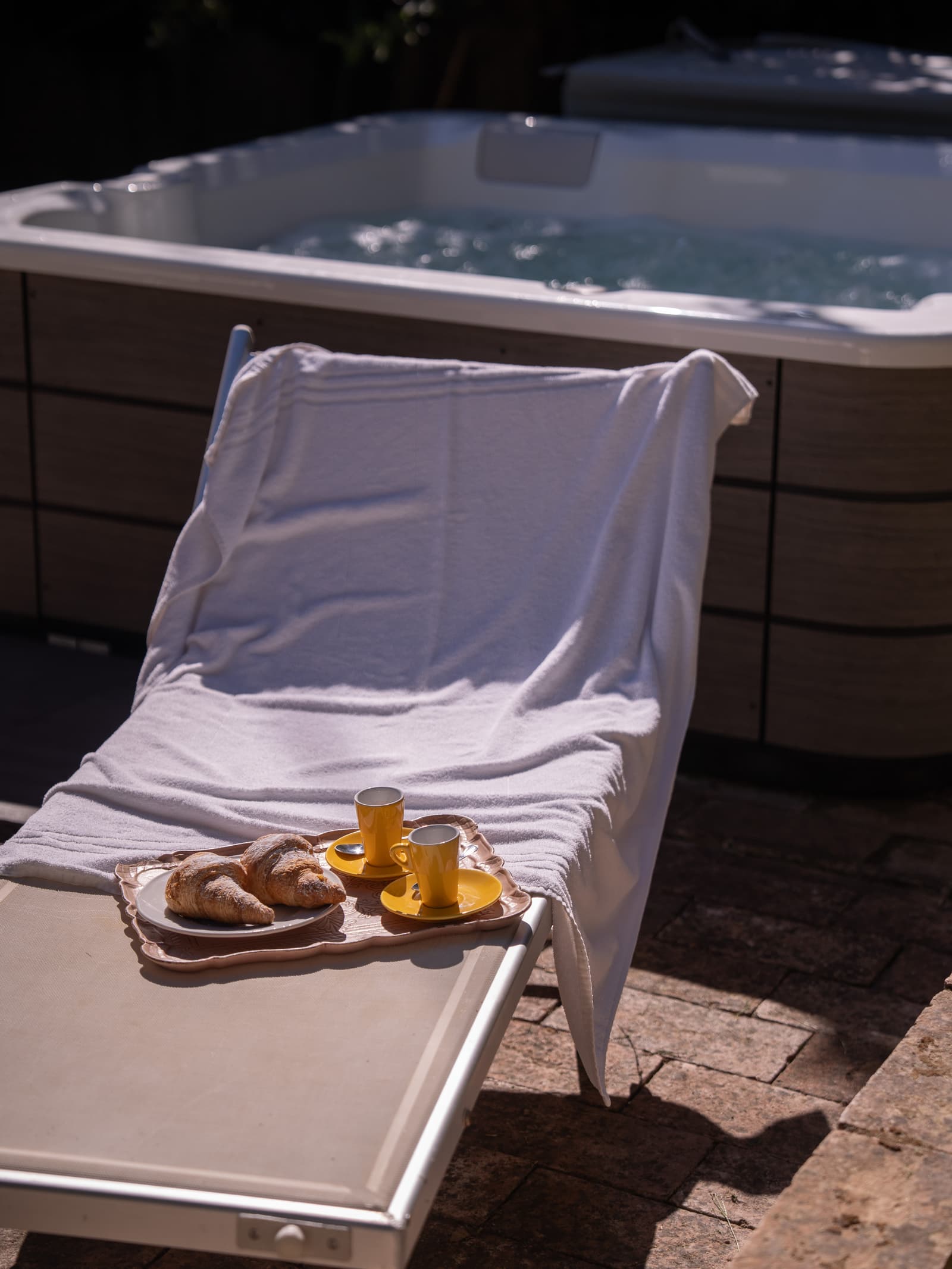 Sun lounger by the jacuzzi — L'Albero di Gamelì