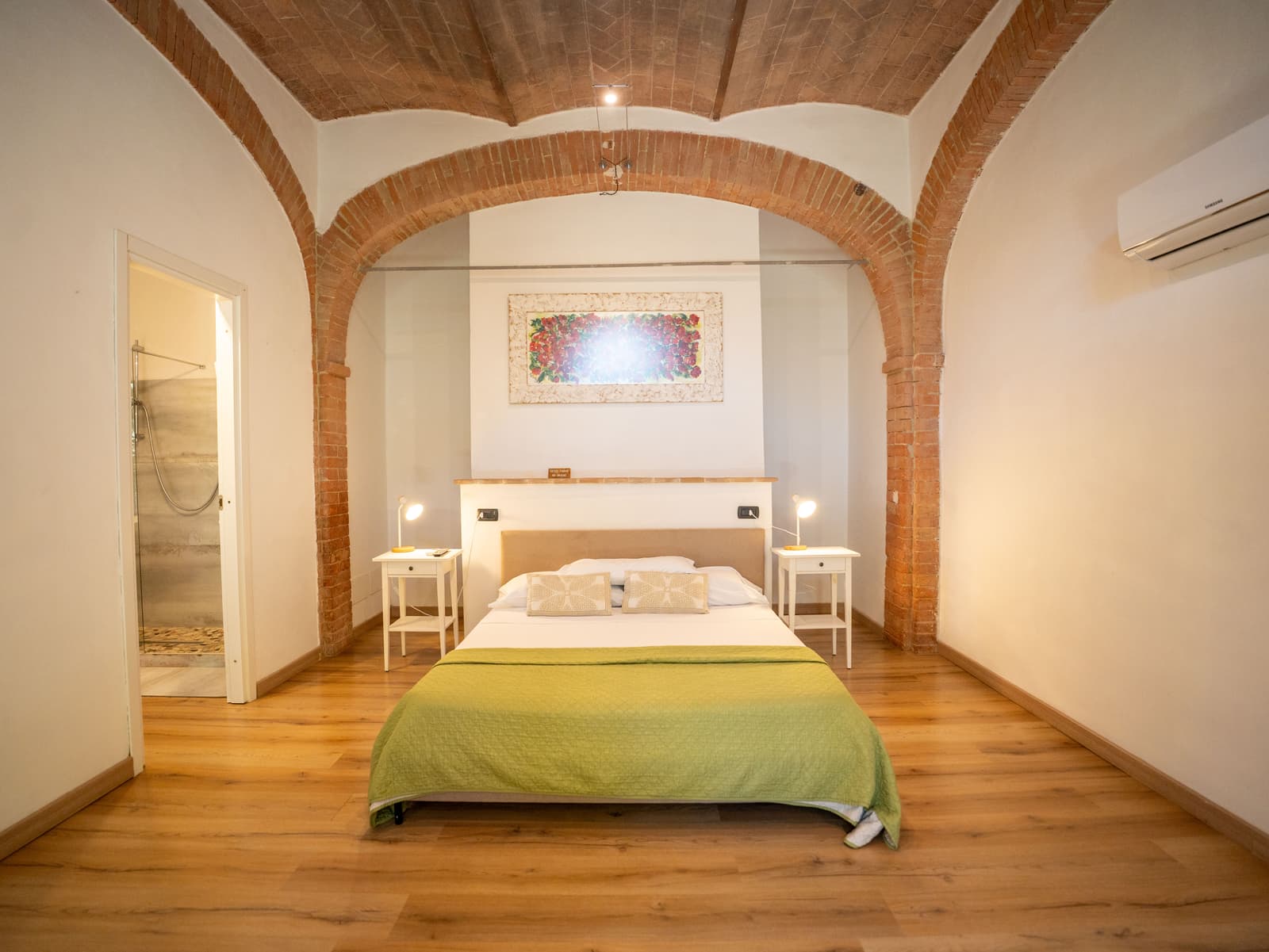 Room with brick vaults — the bed — L'Albero di Gamelì